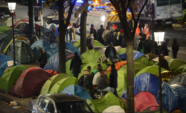 Pourquoi trouve-t-on plus de campements de migrants à Paris qu’à Berlin, Rome ou Madrid?