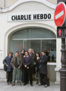 Des membres de l'équipe de Charlie Hebdo dont les dessinateurs Cabu, Charb, Riss, Tignous et Honoré Julien Berjeaut aka Jul and Catherine Meurisse posent devant les bureaux de l'hebdomadaire satirique, le 15 mars 2006 à Paris. Photo: JOEL SAGET / AFP
