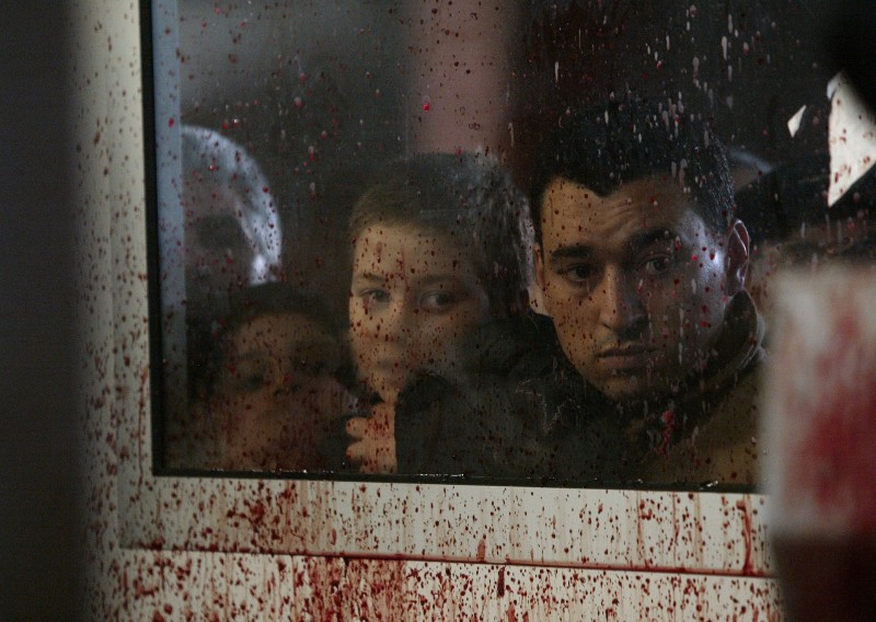 Des clients assistent à la préparation de leurs moutons, dans un abattoir temporaire installé dans un hangar de Pantin, en 2004 © THOMAS COEX / AFP