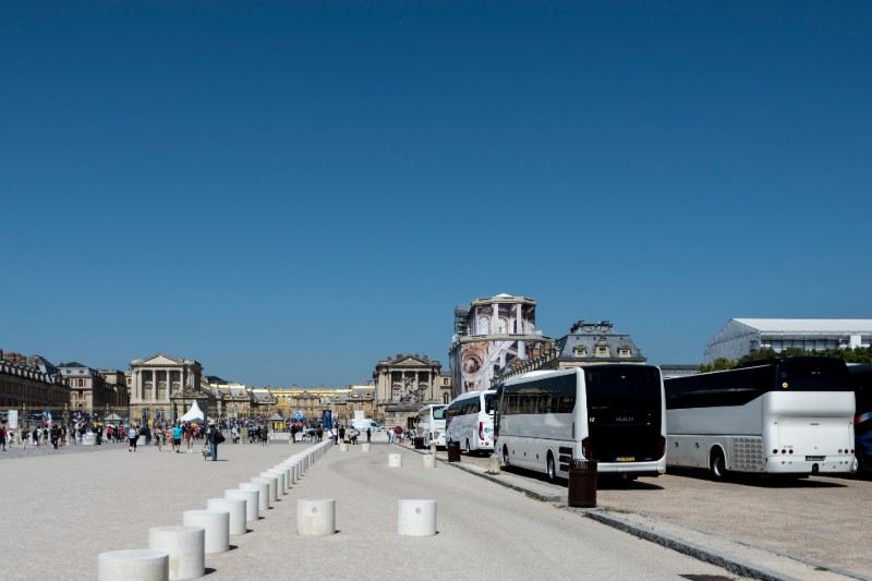 La cour d'Honneur du château de Versailles, entrée principale du site, juillet 2019. Photo : Hannah Assouline