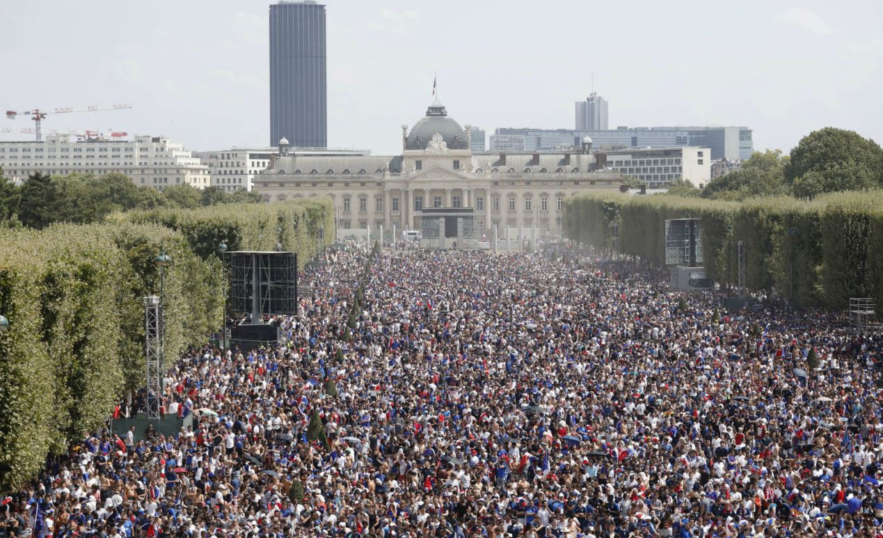 Paris: le Champ-de-Mars dévasté par la fête