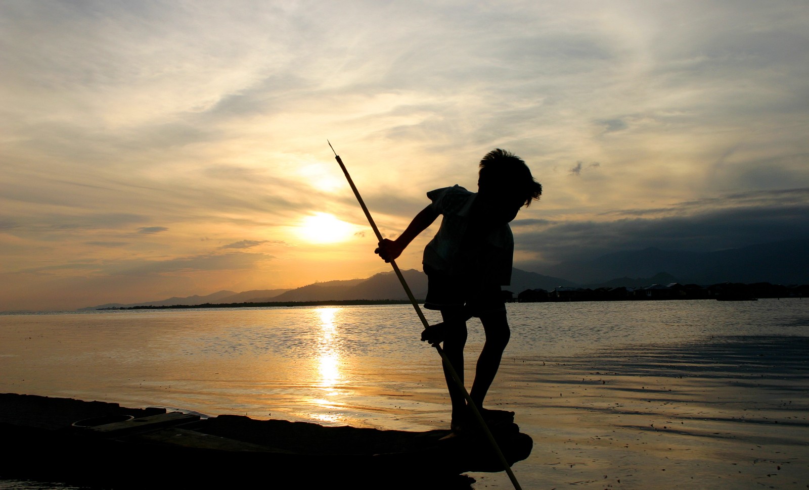 Enfant qui pêche en Indonésie (photo : François-Robert Zacot)