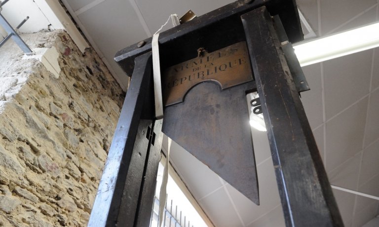 Idée Twitter: pour sauver la planète, si on guillotinait les riches?