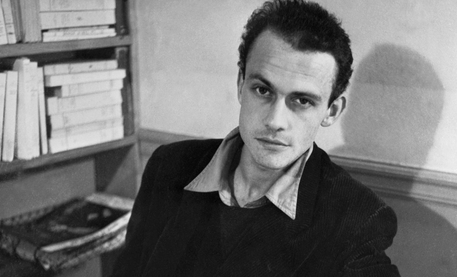 Portrait du romancier et journaliste français Antoine Blondin, réalisé dans son bureau en 1955. © AFP/UPI PHOTO UPI / AFP