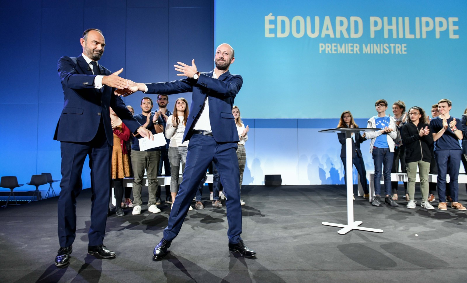 Le numéro foireux de stand-up d’Edouard Philippe enchante la presse