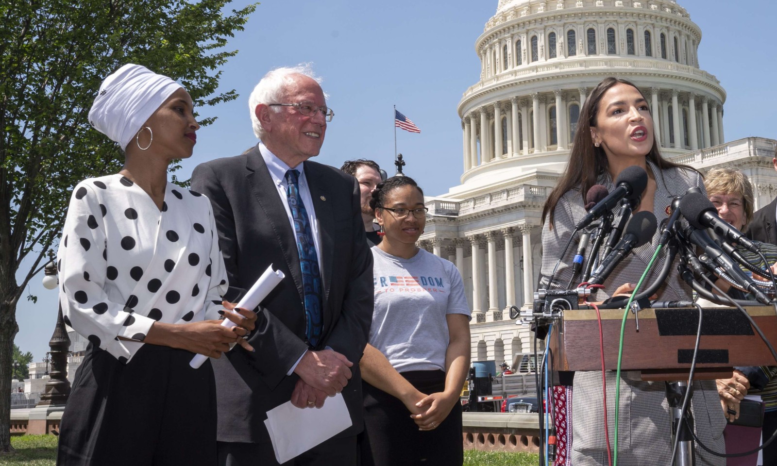 A gauche, les démocrates Ilhan Omar (avec le foulard) et Bernie Sanders. Devant les micros, la démocrate Alexandria Ocasio-Cortez. Le 24 juin 2019 à Washington. © J. Scott Applewhite/AP/SIPA Numéro de reportage: AP22350636_000005