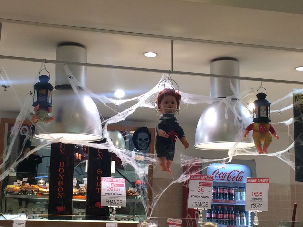 Le stand pâtisserie d'un Monoprix à l'occasion d'Halloween