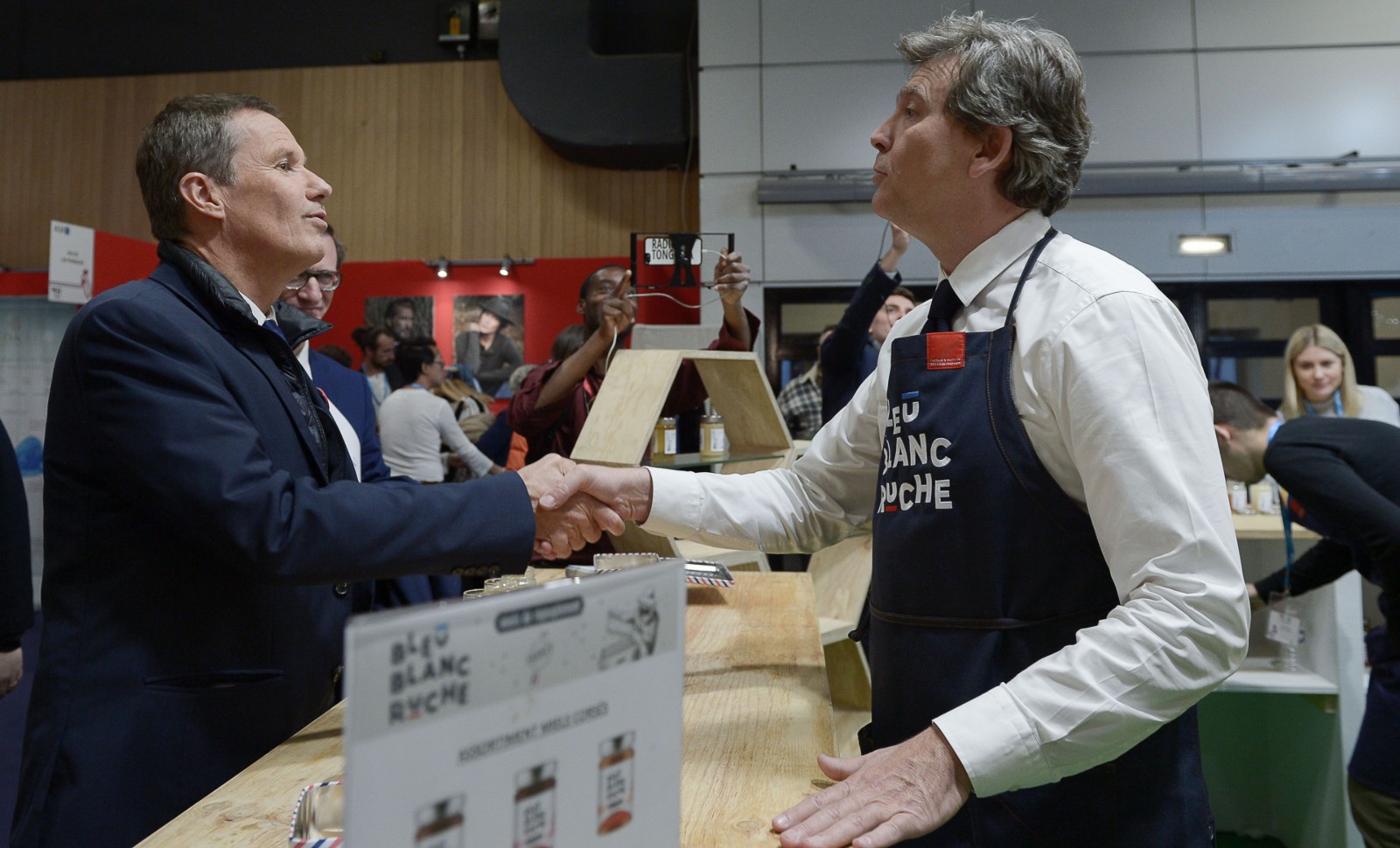 Nicolas Dupont Aignan salue Arnaud Montebourg au Salon du Made in France, novembre 2019 © ISA HARSIN/SIPA Numéro de reportage: 00931491_000003