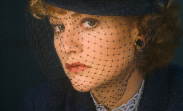 Isabelle Huppert flinguée par Neuhoff et encensée par Millet