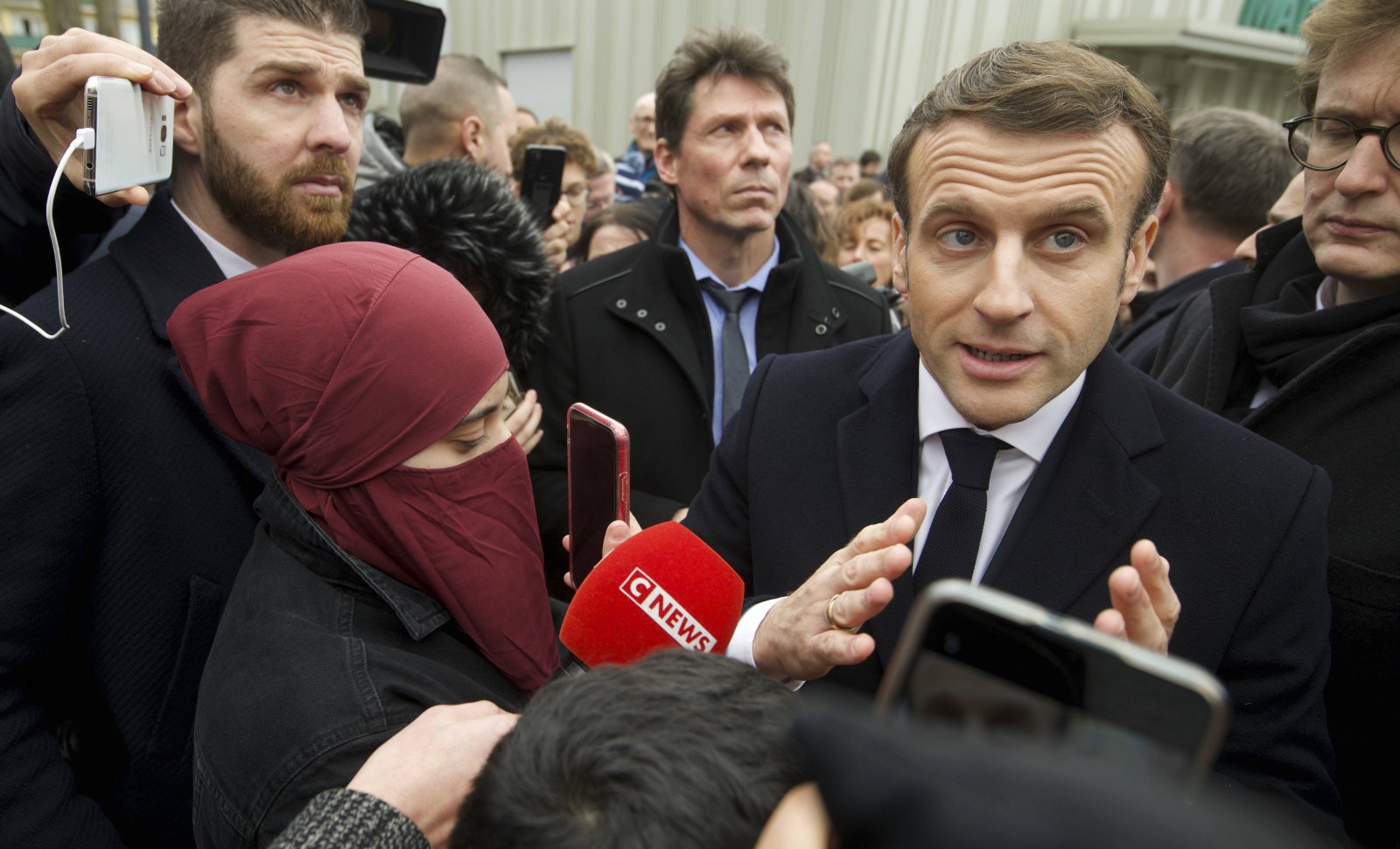 L'Etat est laïc, la société française... vraiment plus. Emmanuel Macron à Bourtzwiller le 18 février 2020 © Sebastien Bozon/AP/SIPA Numéro de reportage: AP22429774_000003