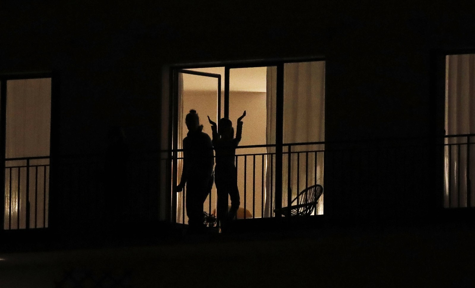 Paris, des habitants confinés applaudissent les soignants à 20 heures, le 19 mars 2020 © Christophe Ena/AP/SIPA Numéro de reportage : AP22439935_000063