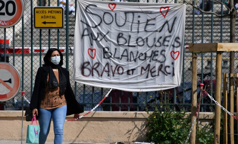 Hôpital: les masques tombent