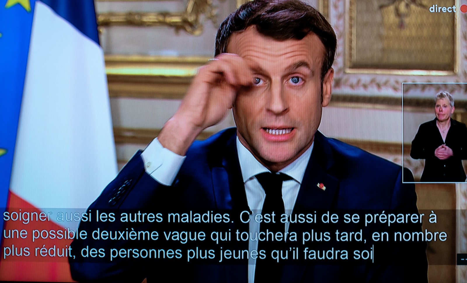 Face au COVID-19, Macron promet de ne plus être grippe-sou