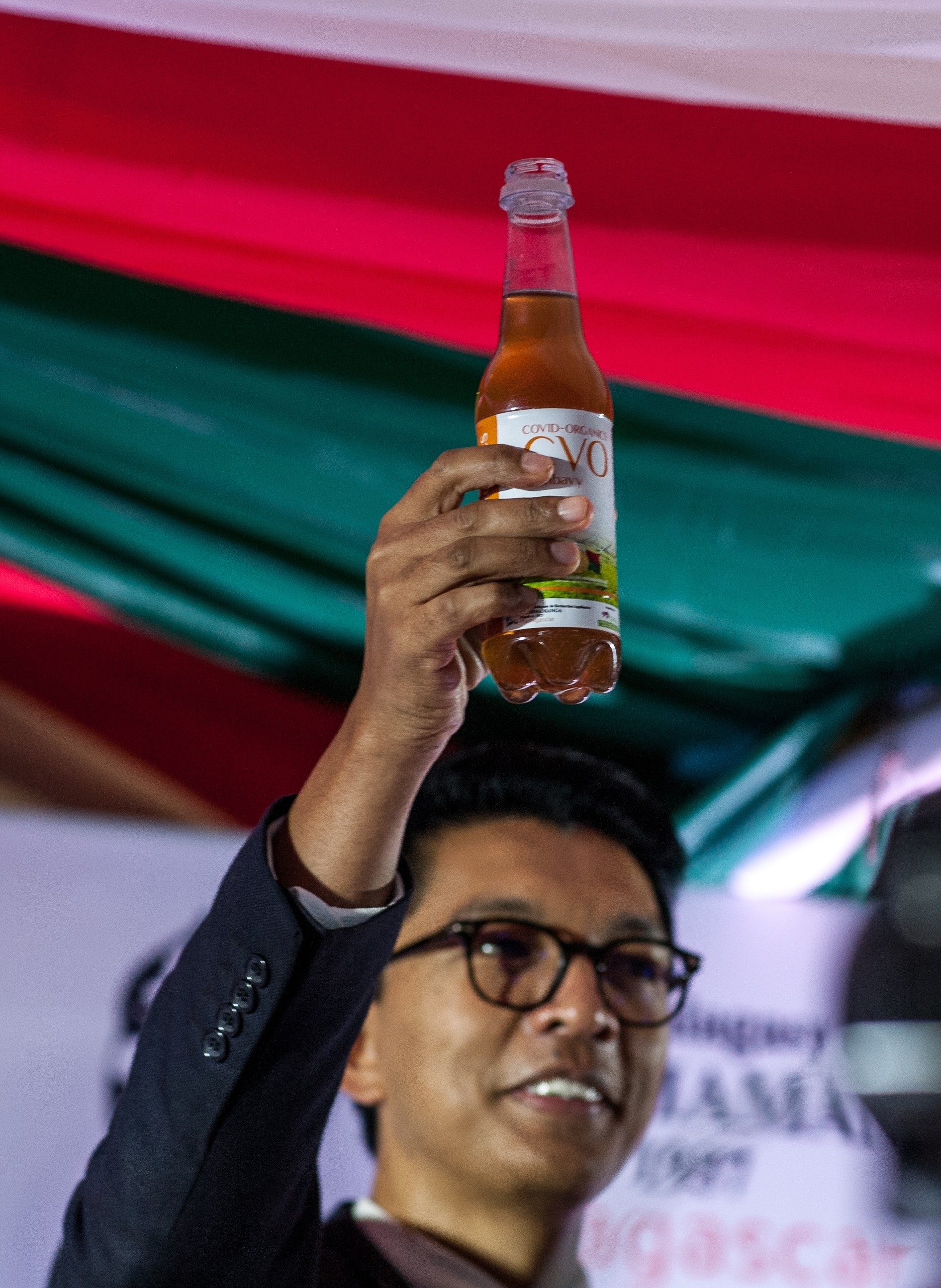 Le président malgacche,, Andry Rajoelina, présente le « Covid Organics », un « remède » à base d'armoise contre le Covid-19, Tananarive, 20 avril 2020. ©Henitsoa Rafalia / Anadolu Agency / AFP
