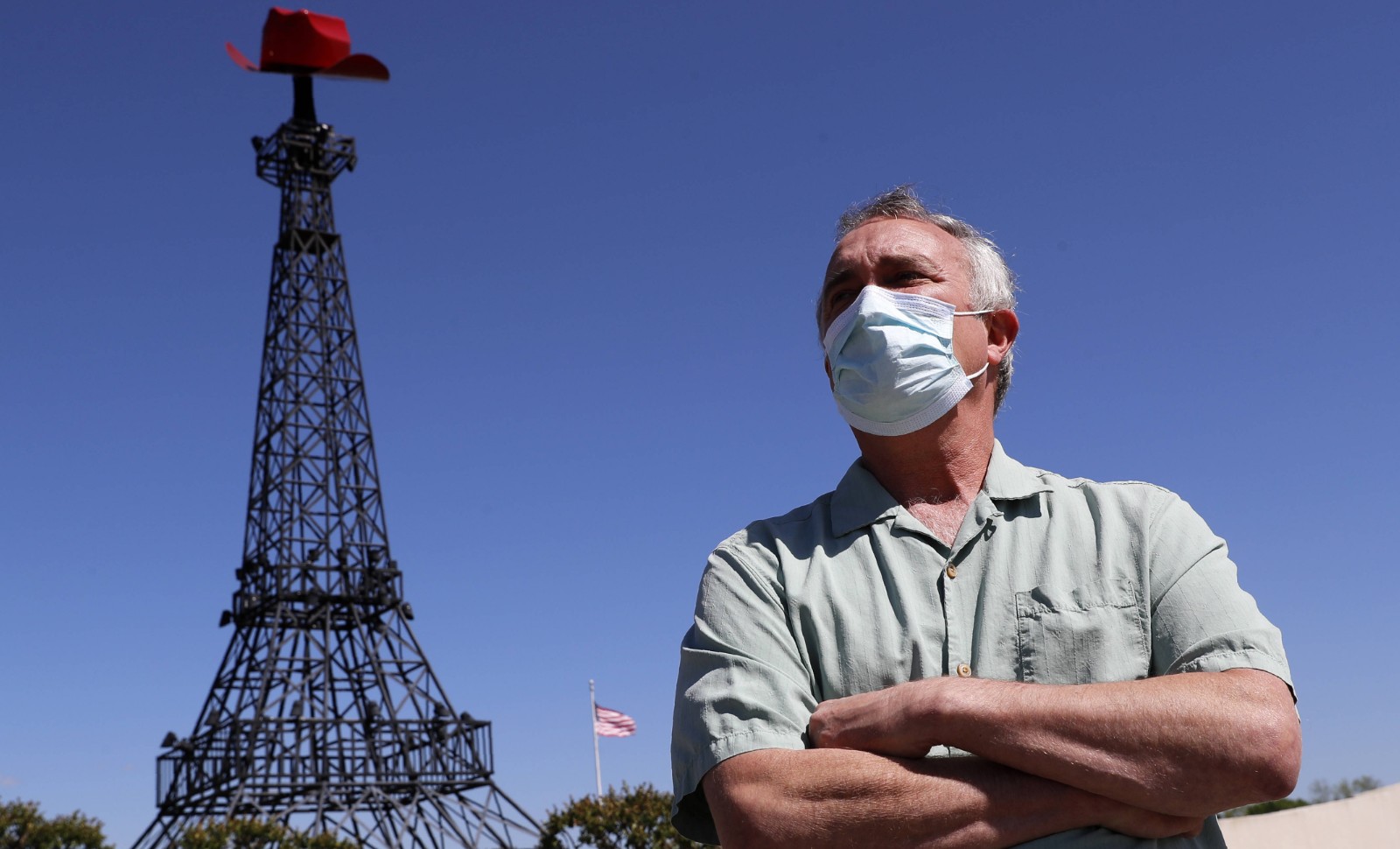 Le maire de Paris (Texas) Steve Clifford pose devant la petite Tour Eiffel de la ville, mercredi 29 avril 2020. © AP Photo/Tony Gutierrez