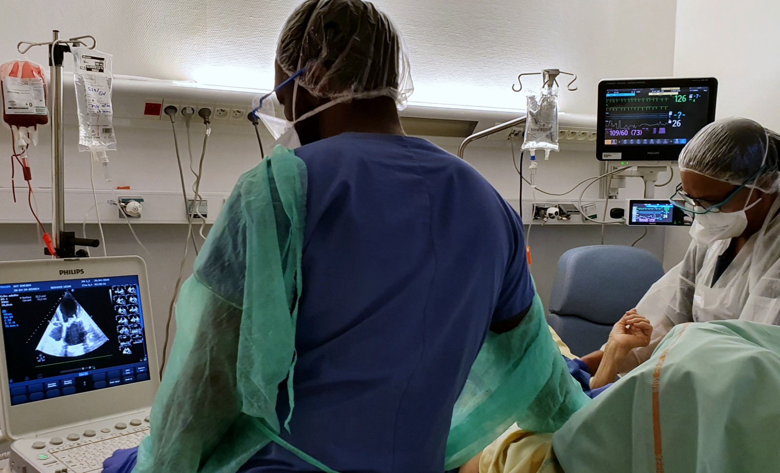 Travail de nuit, à l'unité de soins intensifs en cardiolohgie de La Pitié-Salpêtrière, avril 2020.