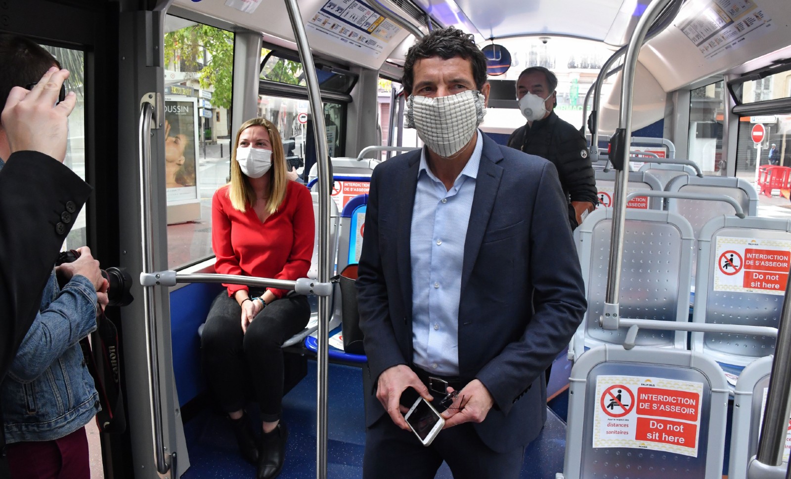 Le maire de Cannes David Lisnard présente un bus témoin de son agglomération à la presse, avril 2020 © Lionel Urman/SIPA Numéro de reportage: 00959290_000016