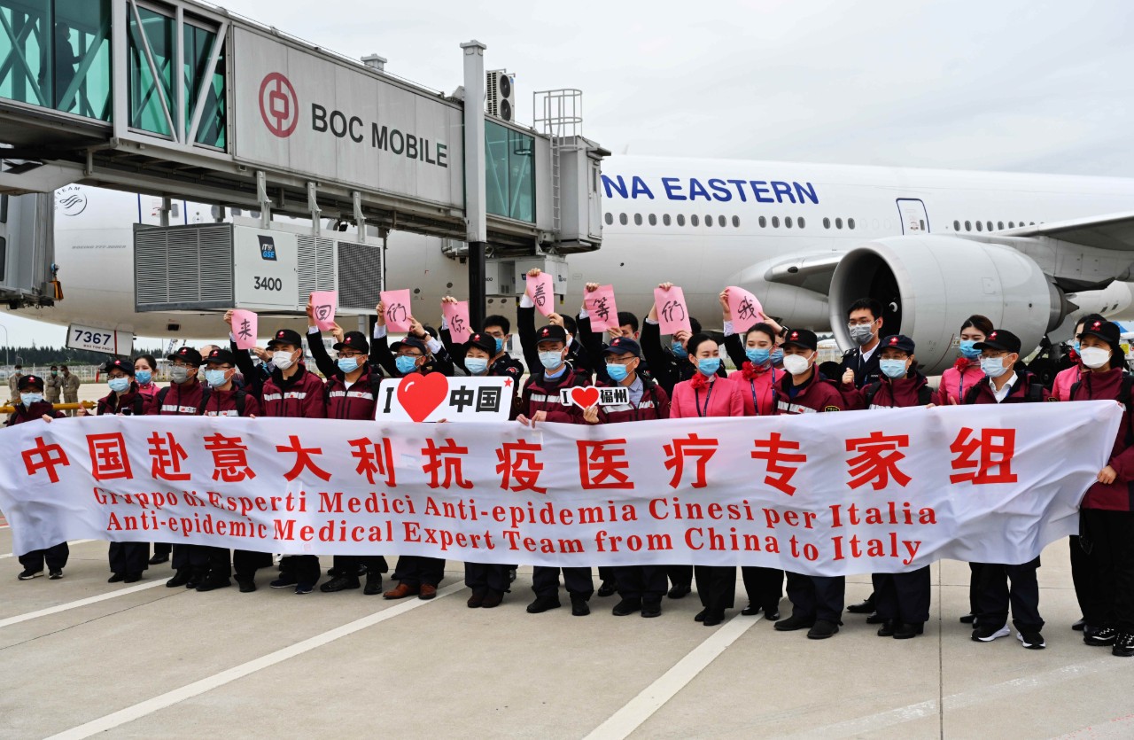 Une équipe d'experts médicaux de la province de Fujian, dans l'est de la Chine, envoyés par le gouvernement chinois en Italie pour lutter contre le Covid-19, 25 mars 2020 © Xinhua / Wei Peiquan / AFP