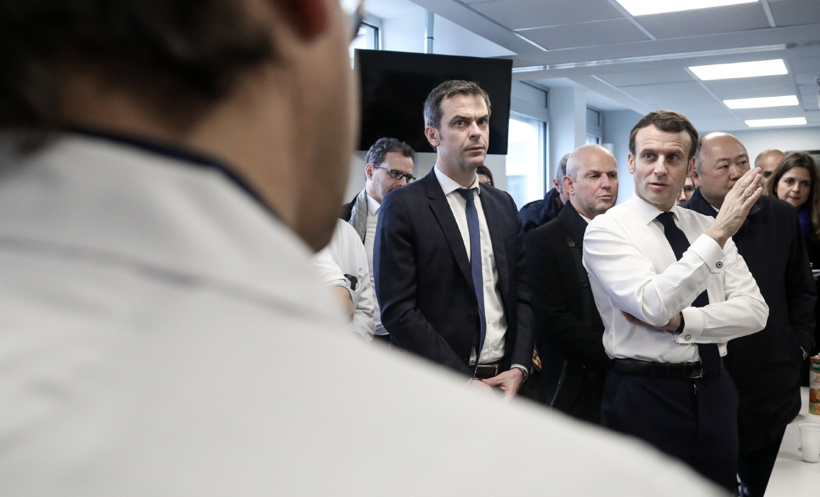 Olivier Véran et Emmanuel Macron visitent l'hopital parisien de La Pitie-Salpetriere, le 27 février 2020 © Stephane Lemouton-POOL/SIPA Numéro de reportage: 00947219_000050