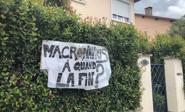 Banderoles anti-Macron: outrage au chef de l&rsquo;État ou liberté d’expression?