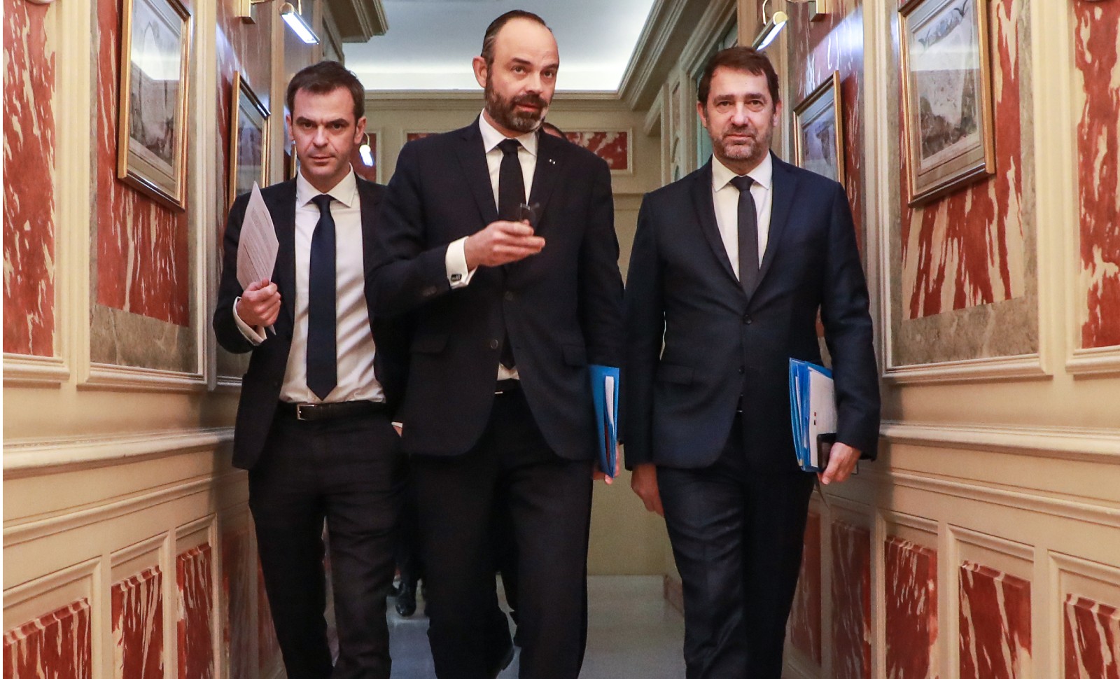 Olivier Véran, Edouard Philippe et Christophe Castaner dans le couloir d'accès à la cellule interministérielle de crise, place Beauvau, 13 mars 2020 © Ludovic Marin / various sources / AFP