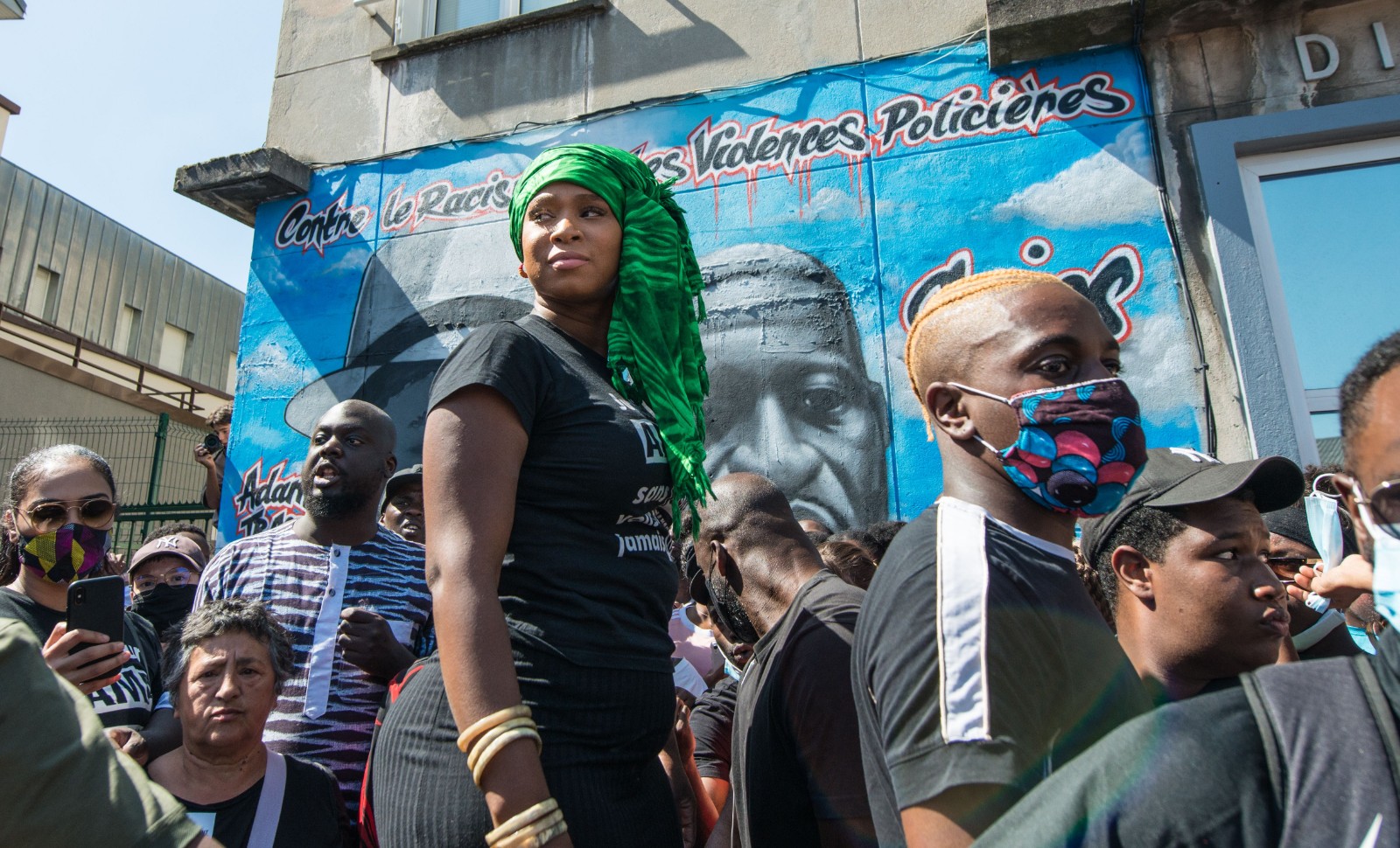 Des dizaines de personnes se sont reunies autour de la fresque peinte sur la place du Colonel Fabien, a Stains, en hommage a Adama Traore et George Floyd, a l'appel du collectif pour Adama. 93, Seine Saint Denis, le 22/06/2020. ©Bastien LOUVET/ BRST/SIPA/2006231045