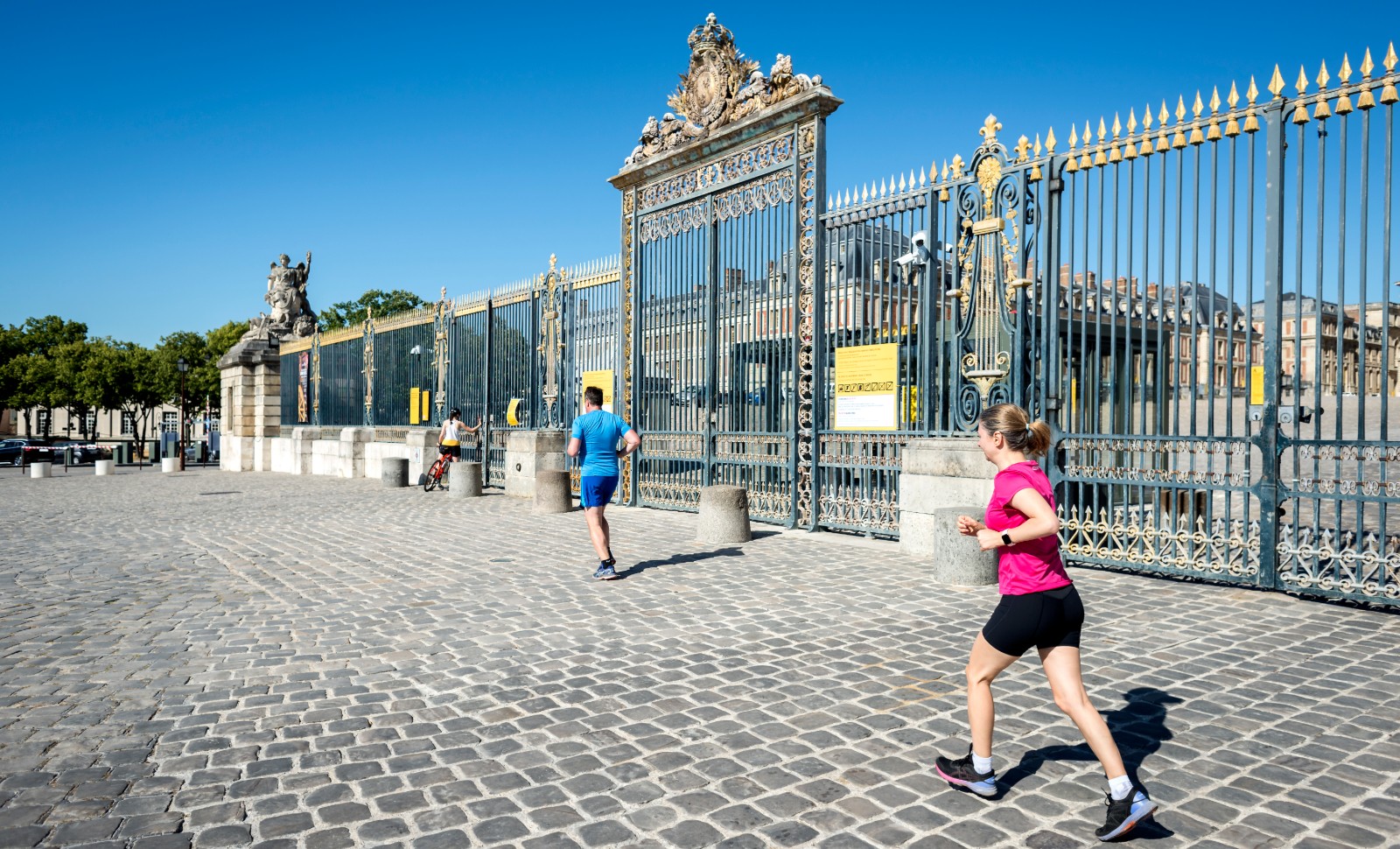 Des joggers Versaillais retrouvent les joies de la cour du château déserte. © Hannah Assouline