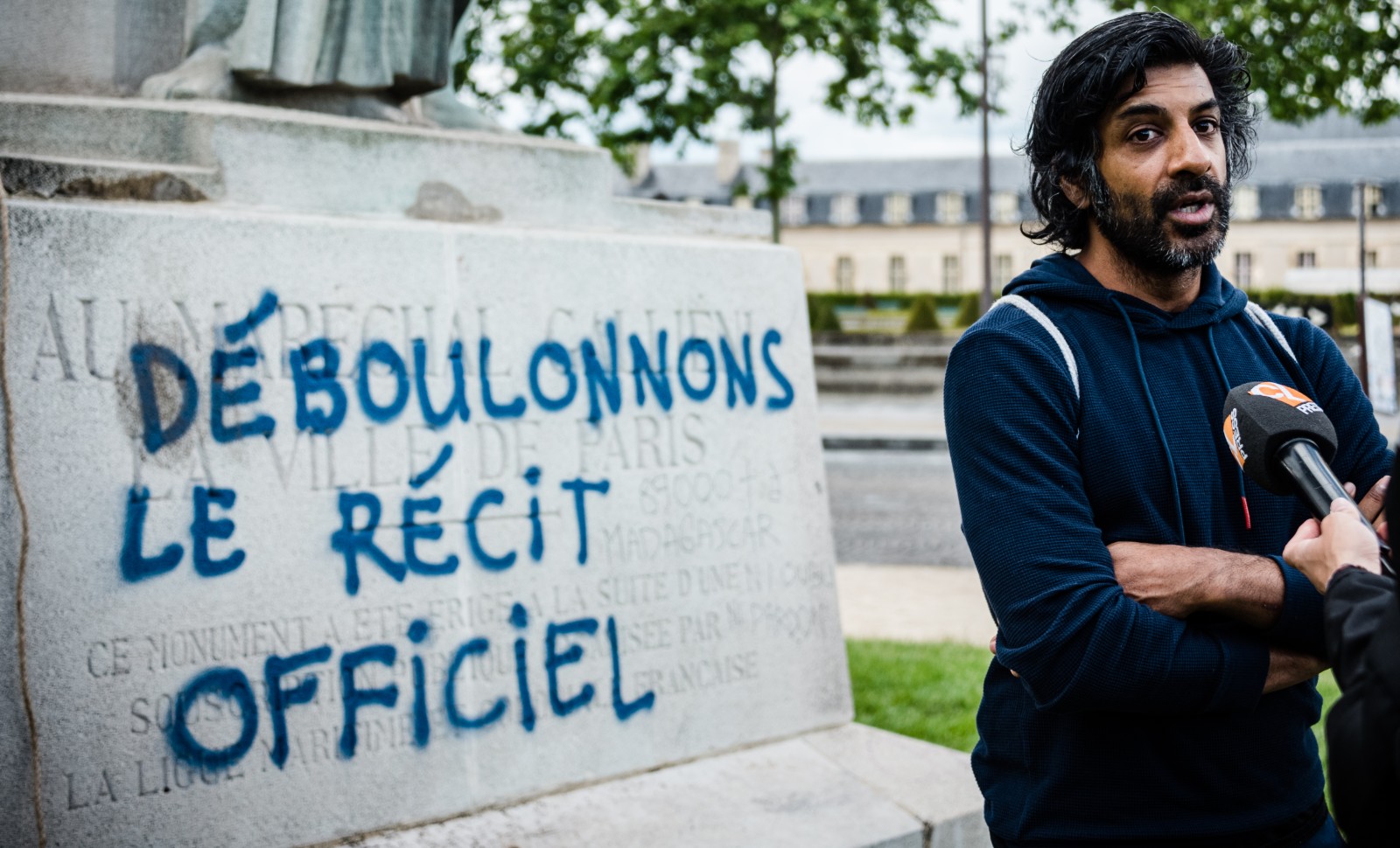 Viklash Dorasoo interviewé devant la statue du maréchal Galliéni dégradée par les militants "antiracistes". © Samuel Boivin / NurPhoto / NurPhoto via AFP