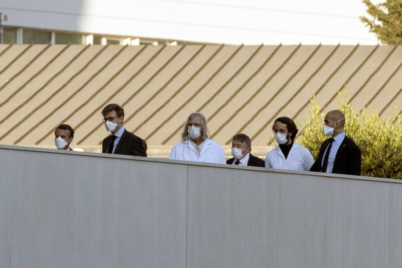 Emmanuel Macron rencontre Didier Raoult à l'Institut hospitalo-universitaire Méditerranée infection, à Marseille, 9 avril 2020 Photo: Daniel Cole / AP / SIPA