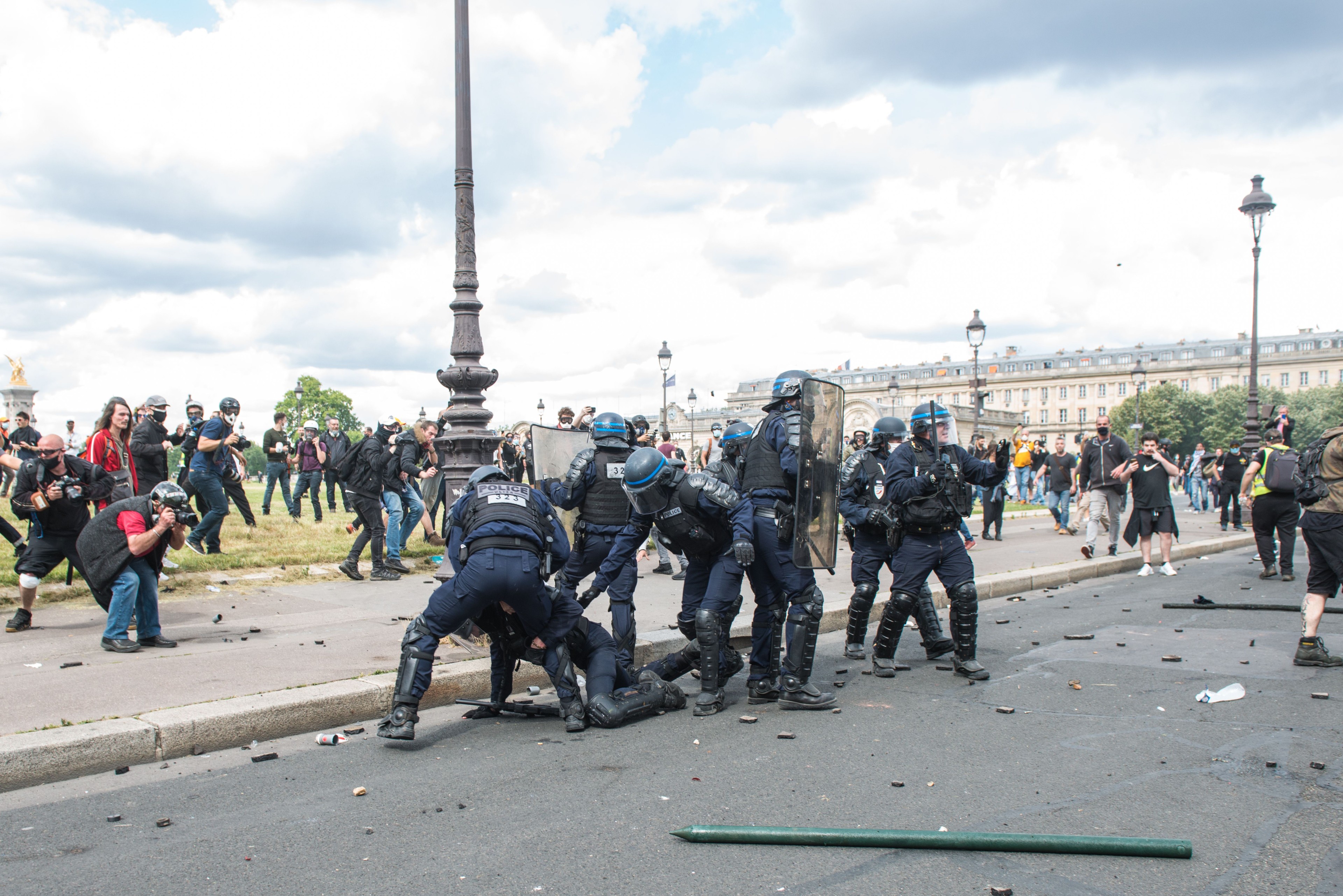 Intervention des CRS lors de la manifestation des personnels soignants aux Invalides, Paris, 16 juin 2020. © Bastien Louvet/BRST/SIPA