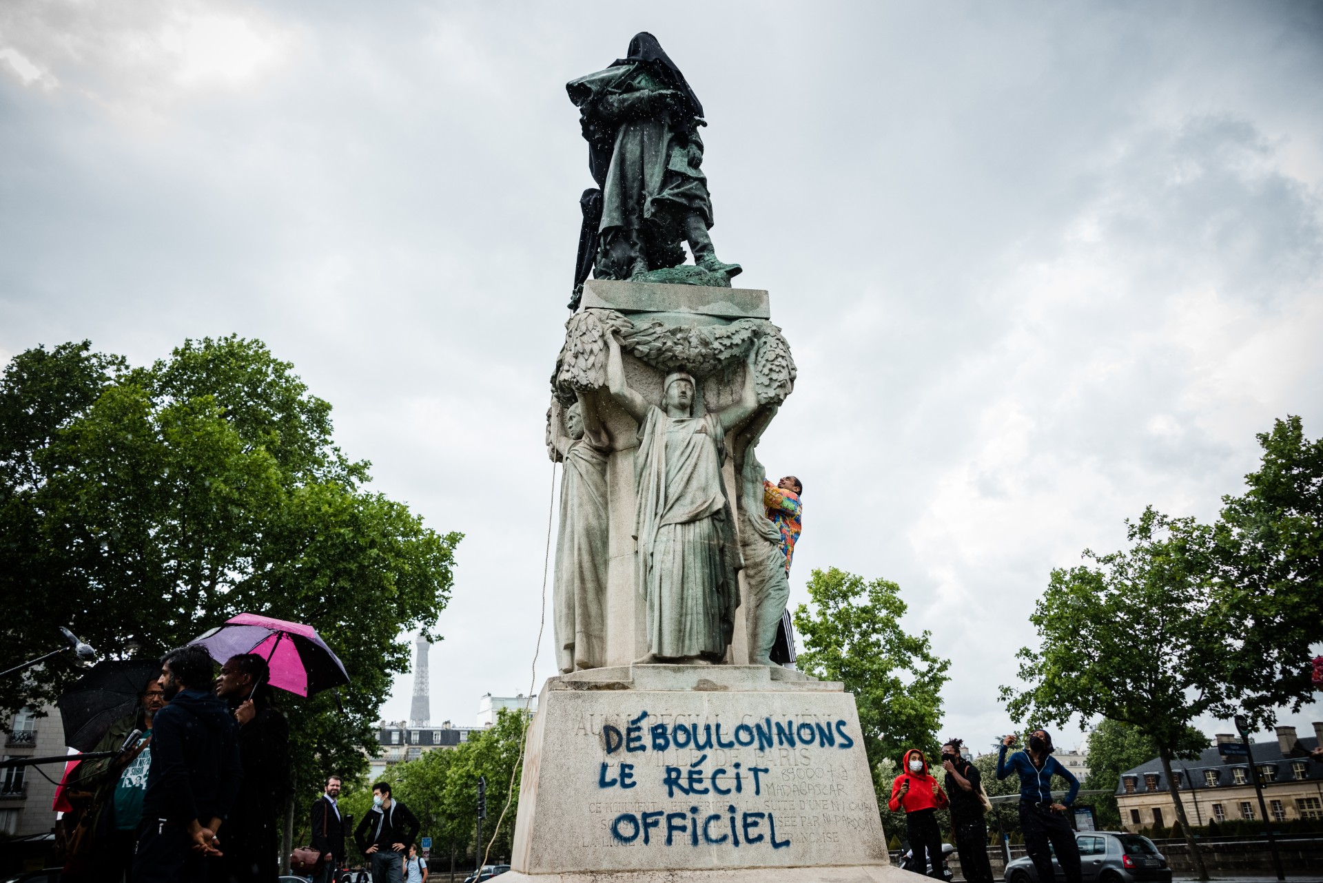 Vikash Dhorasoo et une vingtaine de militants antiracistes recouvrent d'un voile noir la statue du maréchal galliéni, héros de la Première Guerre mondiale et administrateur colonial français, Paris, 18 juin 2020. © J. Radcliffe/Getty Images/AFP