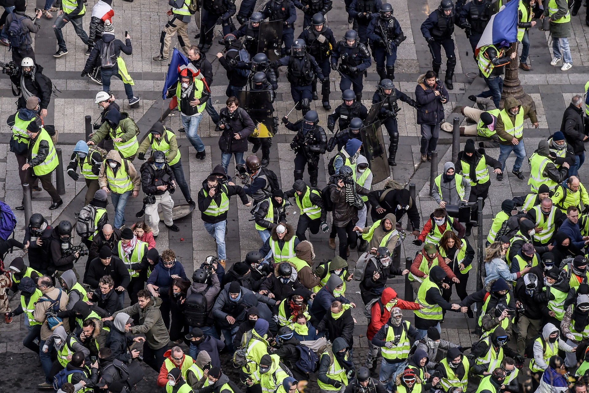 Affrontements entre Gilets jaunes et forces de l'ordre près des Champs-Elysées, Paris 8 décembre 2018. © Lucas Barioulet/AFP