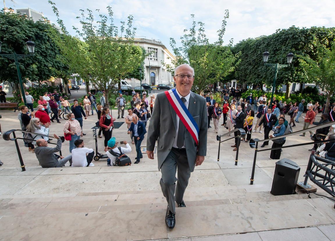 Le maire EELC de Colombes Patrick Chaimovitch (photo Twitter) estime que les policiers français traquent les clandestins et migrants s«avec le même zèle» que ceux de l’époque de Vichy.