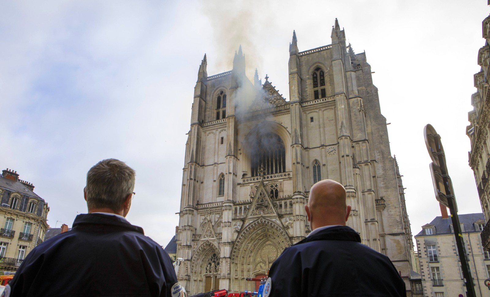 A Nantes, des policiers empêchent l'approche de la cathédrale en feu, samedi 18 juillet 2020 © Laetitia Notarianni/AP/SIPA Numéro de reportage : AP22474389_000011