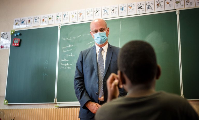 Paye ton masque et tais-toi!