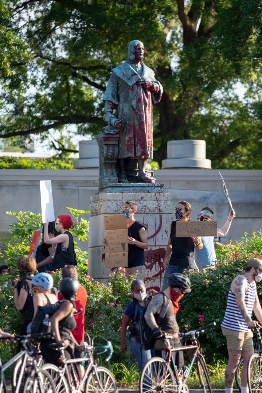 Des manifestants antiracistes s'en prennent à une statue de Christophe Colomb à Richmond, Virginie, 9 juin 2020 © Parker Michels-Boyce / AFP