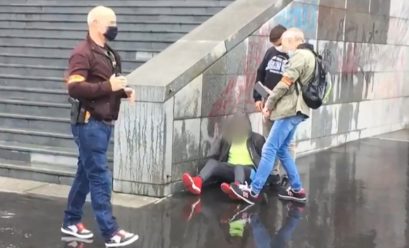 Capture d'Hassan H. place de la Bastille le 25 septembre 2020. Le Pakistanais a reconnu avoir attaqué au hachoir deux personnes en bas des anciens locaux du journal Charlie Hebdo. © Laura CAMBAUD / AFP