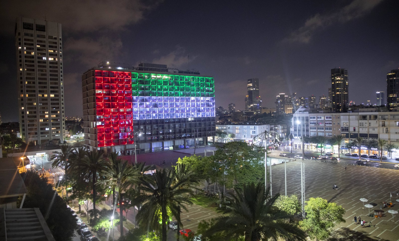 La mairie de Tel Aviv (Israël) éclairée aux couleurs du drapeau des Émirats arabes unis, août 2020 pour célébrer le rapprochement historique entre les deux pays © Oded Balilty/AP/SIPA Numéro de reportage : AP22483490_000001