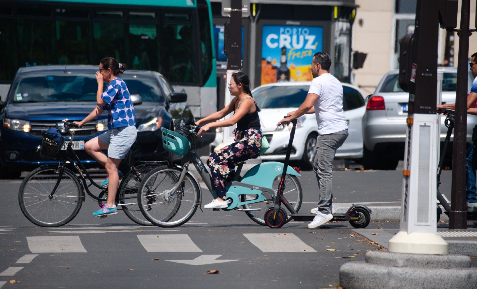 La ronde infernale des vélos et patinettes, Place d’Italie à Paris