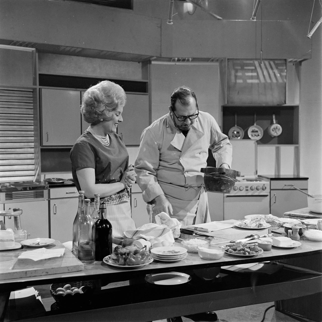 En ce temps-là, la cuisine n'était pas un show-business, mais une pratique quotidienne. Raymond Oliver, chef trois étoiles du Grand Véfour, fut le premier à créer une émission de télé consacrée à "L'art et à la magie de la cuisine" de 1954 à 1967. Ici avec Catherine Langeais, speakerine chérie des Français © AFP.