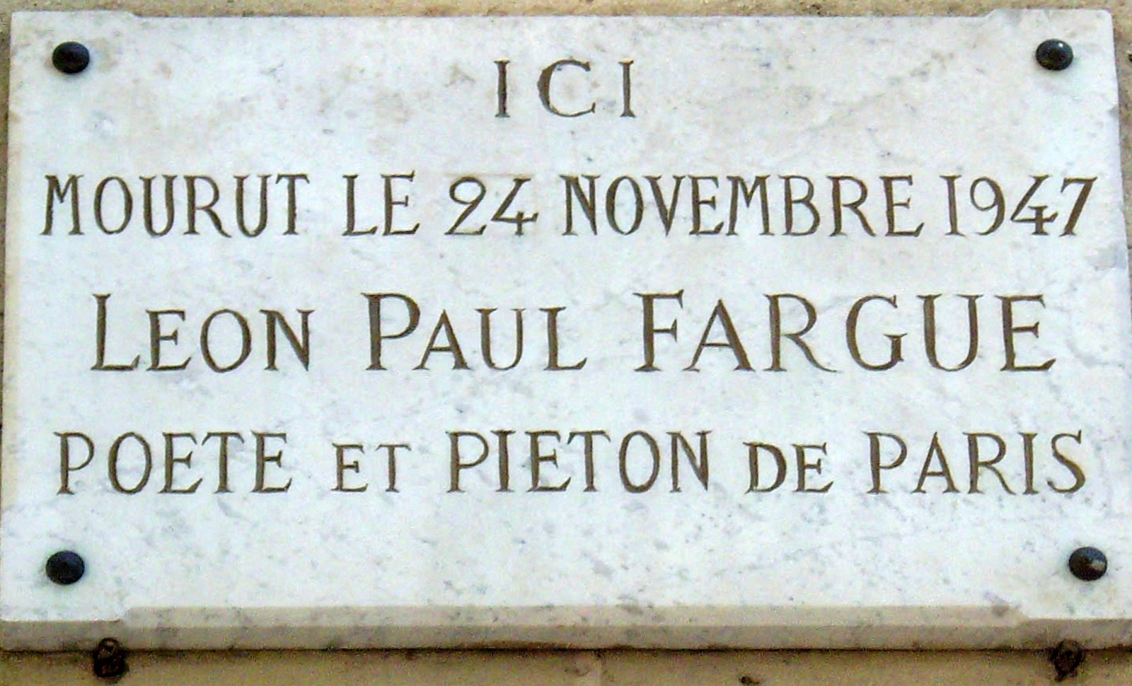 Plaque commémorative sur le dernier domicile parisien de Léon-Paul Fargue, au n°1 de la place qui porte désormais son nom dans le 6e arrondissement. Image wiki commons.