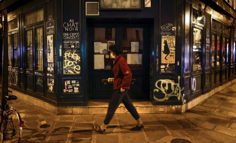 Peut-être que la nuit le monde fait la trêve