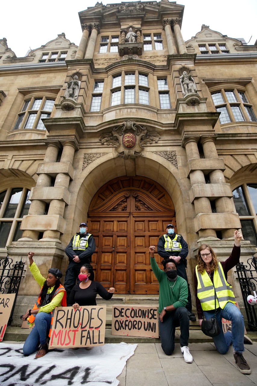 Des manifestants exigent le retrait de la statue de Cecil Rhodes devant l'Oriel College, un institut de l'université d'Oxford, 9 juin 2020. © Furlong / Getty images / AFP.