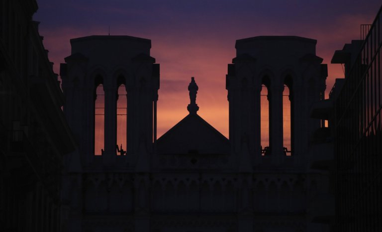 Terrorisme et Covid-19: une atmosphère de fin du monde