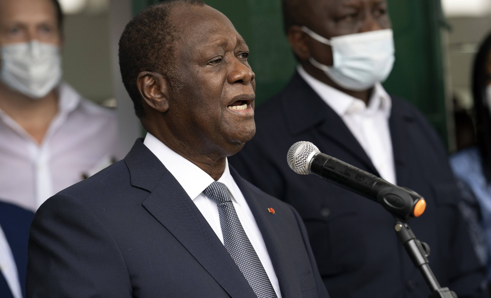 Le président ivoirien Alassane Ouattara s'exprime devant les journalistes après avoir voté le jour de l'élection présidentielle, le 31 octobre 2020. © Leo Correa/AP/SIPA  Numéro de reportage : AP22508632_000009