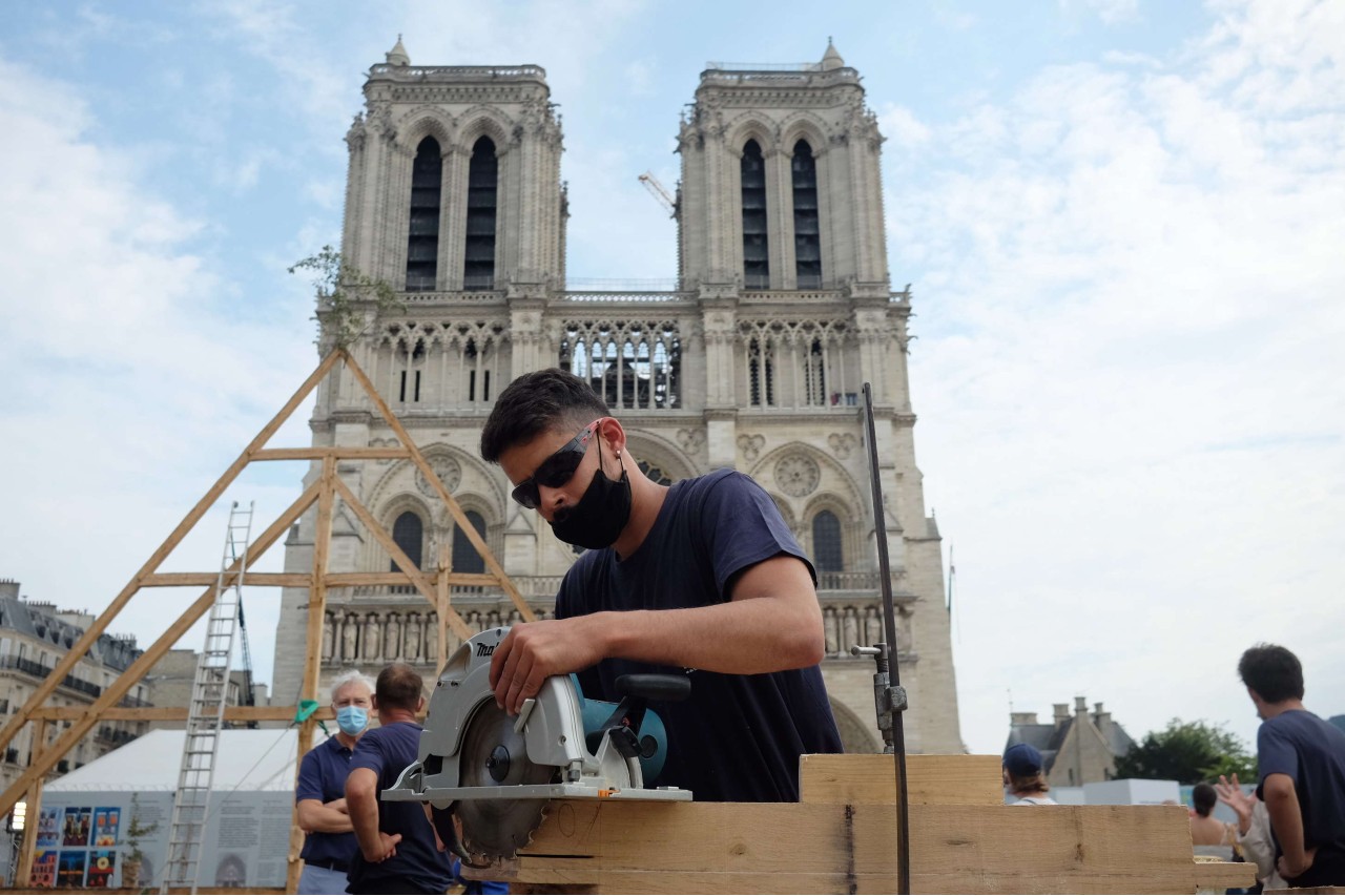 Des charpentiers partageant leur savoir-faire à l'occasion des Journées du patrimoine, sur le parvis de Notre-Dame de Paris, le 20 septembre 2020. © Alfonso Jimenez/Shutterstock/SIPA Numéro de reportage : Shutterstock40793209_000029