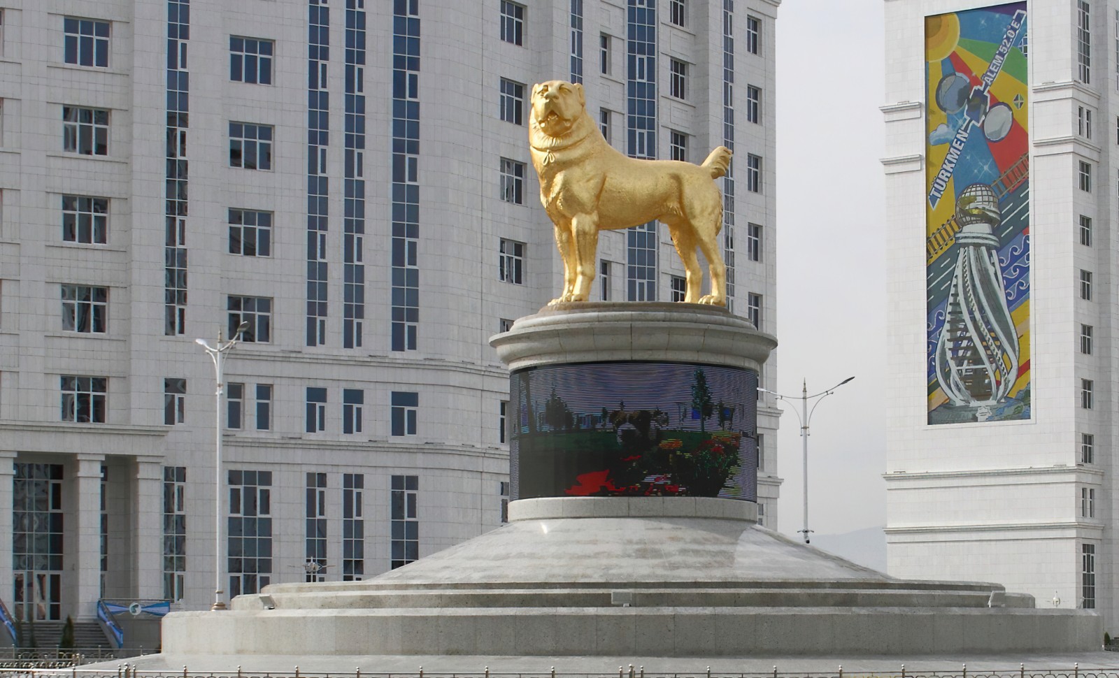 Le président du Turkménistan a fait ériger une statue géante… de son chien favori