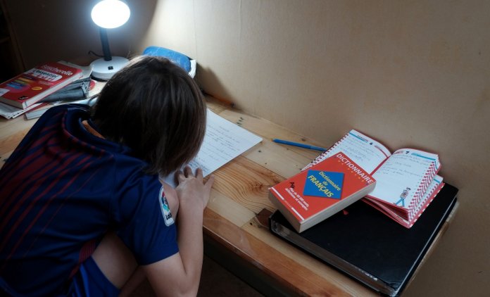 enfant-travaillant-a-la-maison