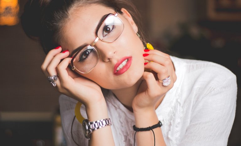 Le vieil homme et la fille à lunettes