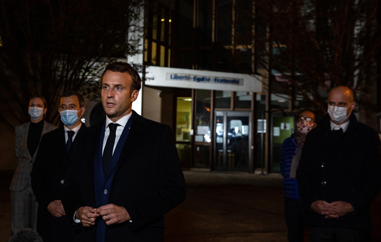 Emmanuel Macron face à la presse, devant le collège du Bois d'Aulne où travaillait Samuel Paty, 16 octobre 2020.© Abdulmonam Eassa/POOL/AFP